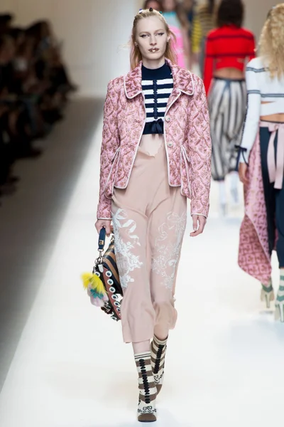 Look 10